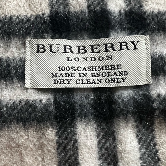Authentic kids, Burberry scarf - Picture 6 of 6